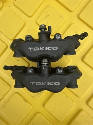 Juego de pinzas de freno delanteras derecha izquierda honda 2004 2005 cbr1000rr 2005 2006 cbr600rr Foto 1 de 4