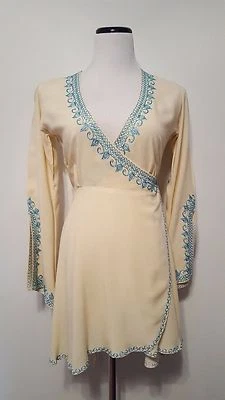 Vestido MC Maroc envoltório creme com mangas bordadas azuis algodão tamanho P - Imagem 1 de 4