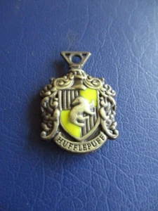 HARRY POTTER HUFFLEPUFF CREST PENDANT * - Picture 1 of 2