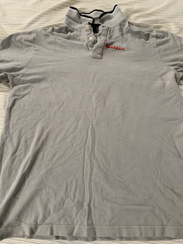 Polo Prada gris logo rouge onglet