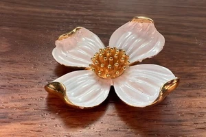 Vintage Crown Trifari White Enamel  Dogwood Flower Gold Tone  Brooch Signed ^ - Picture 1 of 9