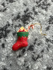 Vintage roter Strumpf mit Geschenk und Kerzenschmuck  - Bild 1 von 2