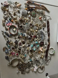 Vintage bis neu Modeschmuck für Teile Lot 3 Pfund 8 Unzen Handwerk oder Tragen - Bild 1 von 10