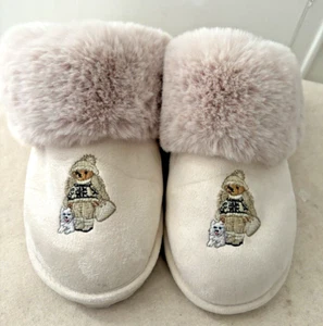 Polo Ralph Lauren Bär mit Welpe Damen-Slipper Hausschuhe Pantolette cremefarben Größe 10-12 gebraucht, in einwandfreiem Zustand - Bild 1 von 4