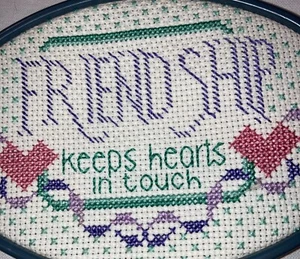 Cuadro punto de cruz "La amistad mantiene los corazones en contacto" decoración enmarcada - Imagen 1 de 3