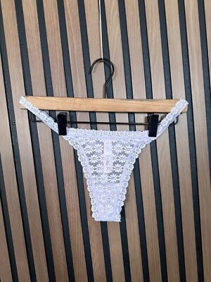 Nuevo Victoria's Secret Bragas Tanga Tanga Tanga Medio Púrpura Encaje Flor Tanga Foto 1 de 4