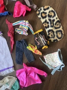 Gros lot de vêtements et accessoires Barbie vintage divers - Photo 1/10