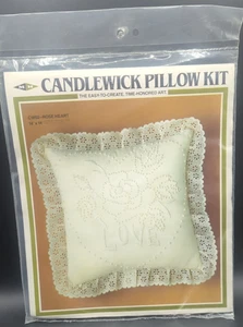Ungeöffnet Vintage Candlewick Kissen Nähset, LOVE White Rose Herz, Spitze, 14x14 - Bild 1 von 4