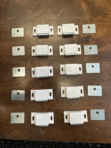 10 Pack EPCO #1000 White 1 5/8"cc Cabinet Door Magnetic Catch - Picture 1 of 2