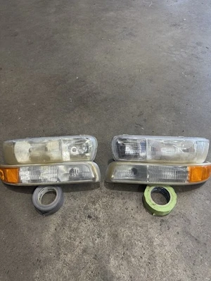 2004-2006 GMC Yukon, Chevrolet Tahoe, or Chevrolet Suburban Headlight Assembly - Imagen 1 de 4