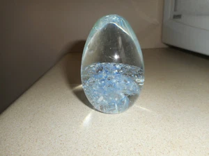 Vintage Glass Egg Paperweight Hand Blown Speckled Blue & White Ice Chips - Bild 1 von 12
