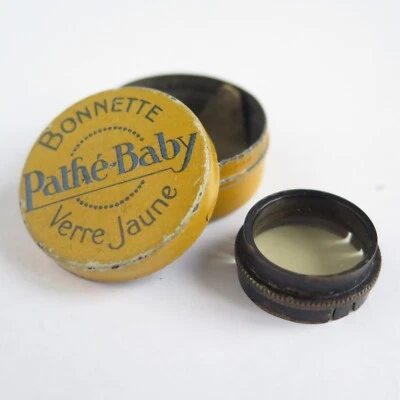 FILTRO DE LUZ AMARILLA Y LATA PATHE-BABY VINTAGE | Cámara Bonnette Jaune Boite años 20 Foto 1 de 4