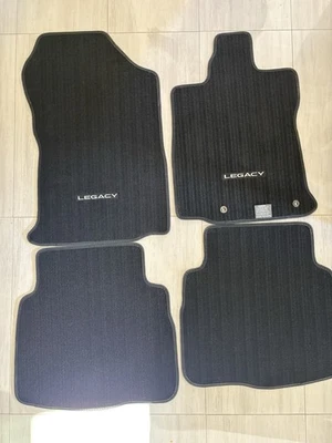 NUEVO JUEGO DE 4 ALFOMBRILLAS SUBARU LEGACY OEM J501SAL100 NEGRAS GENUINAS Foto 1 de 4