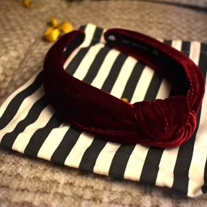 Diadema Lele Sadoughi con nudo de terciopelo borgoña - Imagen 1 de 4