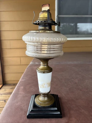 Antigua lámpara de aceite Macbeth Evans tipo NuType SIN chimenea 14”x6” escena de granja de latón  Foto 1 de 4