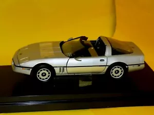 CHEVROLET CORVETTE 007 JAMES BOND - UN VISTAZO A UNA MUERTE ERTL RC2 33851 1:18 - Picture 1 of 6