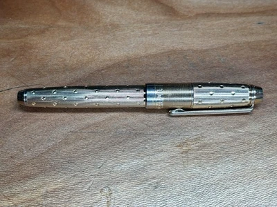 Bolígrafo The Bombay Company - Acabado dorado Foto 1 de 4