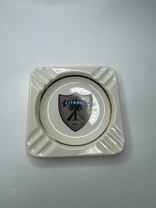 Cenicero adornado en oro con insignia de pistola y espada The Citadel 1842 de colección para 12 - Imagen 1 de 3