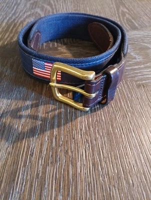 Cinturón Vineyard Vines para Hombres 32 Azul Marino Bandera Americana Cinta Cuero Hebilla Hecho en EE. UU. 32 Foto 1 de 4