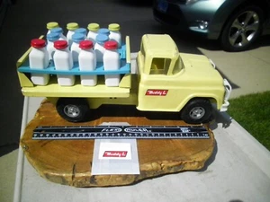 Vintage 60er Buddy L Pressstahl Spielzeug Milch Lieferwagen mit Tablett & Flaschen + - Bild 1 von 8