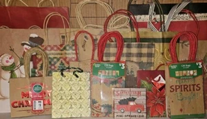 33 Weihnachtsgeschenktüten verschiedene Größen & Designs meist neu mit Etikett, Geschenkbox, mehr - Bild 1 von 23