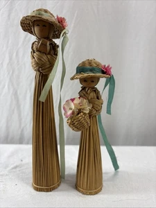 Vintage Besen Stroh Puppen Handarbeit Miniatur Korbgeflecht 2 Mädchen Blumen - Bild 1 von 9