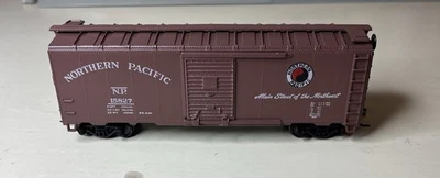 ATHEARN HO scale NORTHERN PACIFIC NP #15827 BOX CAR 40'  Steel Wheels, KADEE'S - Image 1 of 4