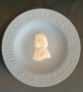 LA SOCIEDAD DE COLECCIONISTAS DE WEDGWOOD-JASPERWARE-PLATO PEQUEÑO AZUL-INGLATERRA - Imagen 1 de 7