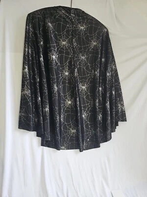 Capa negra Fun World pequeña 4-6 con corbata frontal de tela de araña plateada para mujer Halloween Foto 1 de 4