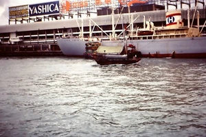 Diapositiva Kodachrome original años 70, barco de carga atracado en Hong Kong/barcos chatarra chinos - Imagen 1 de 1