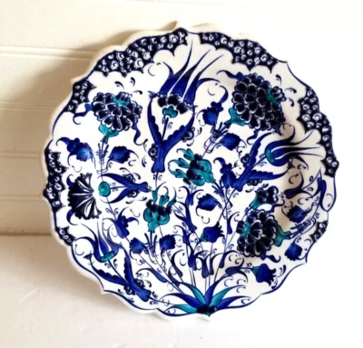 Plato de pared de cerámica turco de 10" redondo pintado a mano Kutahya flores azules de pavo Foto 1 de 4
