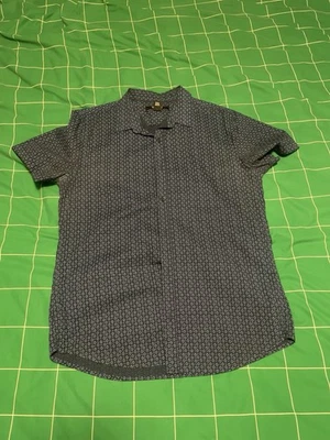 Camisa azul marino manga corta abotonada patrón diamante. Talla Mediana Forever 21 Foto 1 de 4