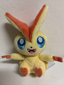 Pokemon Sitting Cuties Plüschtier Victini Stofftier Pokemon Center Original - Bild 1 von 9
