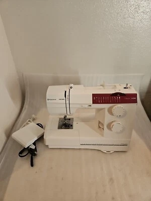 Máquina de coser Husqvarna Viking Tribute 145 con pedal y caja funcionando Foto 1 de 4