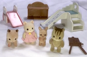 LOTE aleatorio de figuras y accesorios para muebles de tobogán para bebé Calico Critters - Imagen 1 de 7