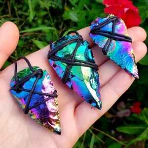 Colgante y collar de piedras preciosas de cristal con punta de flecha de cuarzo aura arco iris de titanio - 1 pieza - Imagen 1 de 8