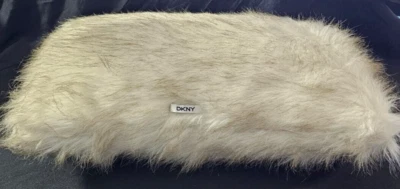 Travesseiro DKNY falso pele longa branco com ponta acastanhada decoração para casa 22"X 13" - Imagem 1 de 4