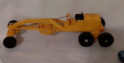 Juguete de plástico Revell Caterpillar, hecho en California, EE. UU. Foto 1 de 4