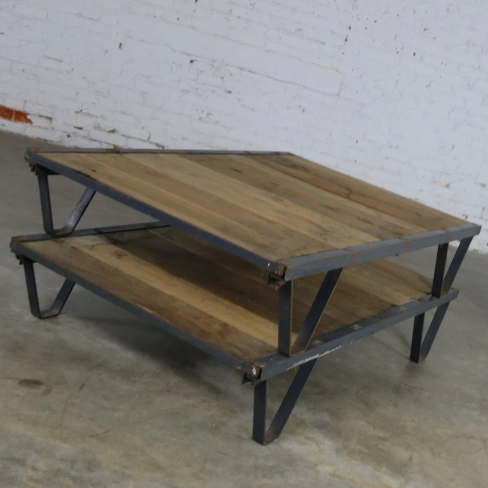 Mesa de centro industrial americana con palet de roble y acero de tres por cinco pies Foto 1 de 4