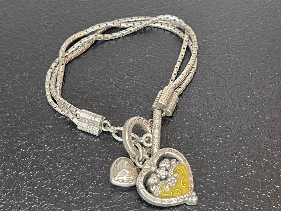 Brazalete Brighton Dos Corazones Amarillo Negro Flor Palanca Plateado Plato Dije Foto 1 de 3
