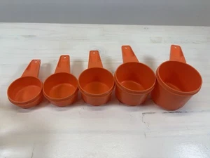 Vintage Tupperware 5 Piece Set Nesting Plastic Measuring Cups in Orange - Picture 1 of 3