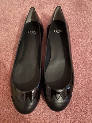 Auténticos planos Fendi Roma de charol negro  Foto 1 de 4