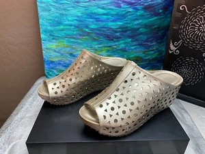 Sandalias cómodas con patrón de círculo de oro metálico NUEVO CON CAJA Refresh talla 8 - Imagen 1 de 10
