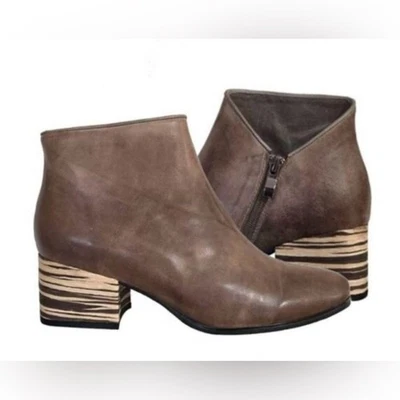 Nuevo sin etiquetas Antílope Mujer 574 Gris Cuero Asimétrico Rayas Tacón Madera Vestido Botín Foto 1 de 4