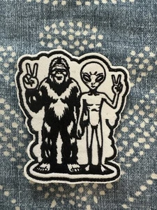 BIG FOOT ALIEN PEACE 2x3 bestickt Moral Patch Haken Rückseite brandneu - Bild 1 von 4