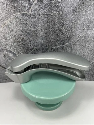 Prensa de ajo Pampered Chef #2575 usada en excelente estado lote B Foto 1 de 4