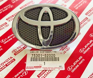 New OEM TOYOTA 2002-2005 ECHO FRONT GRILL EMBLEM 75301-52020 - Picture 1 of 6