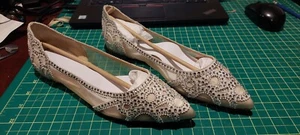 USED BADGLEY MISCHKA GIGI WOMEN'S CRYSTAL POINTED FLAT TOE SHOES SIZE 8.5 MP3522 - Picture 1 of 6