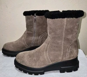Aquatalia KYLA Taupe Suede Water Resistant Shearling Lug Sole Boots Size 6.5 - Picture 1 of 13