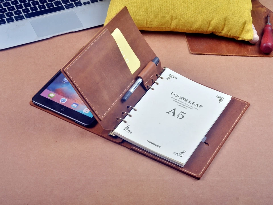 Mini funda de cuero hecha a mano para iPad con carpeta A5 de 6 anillos en cuero Crazy Horse Foto 1 de 4